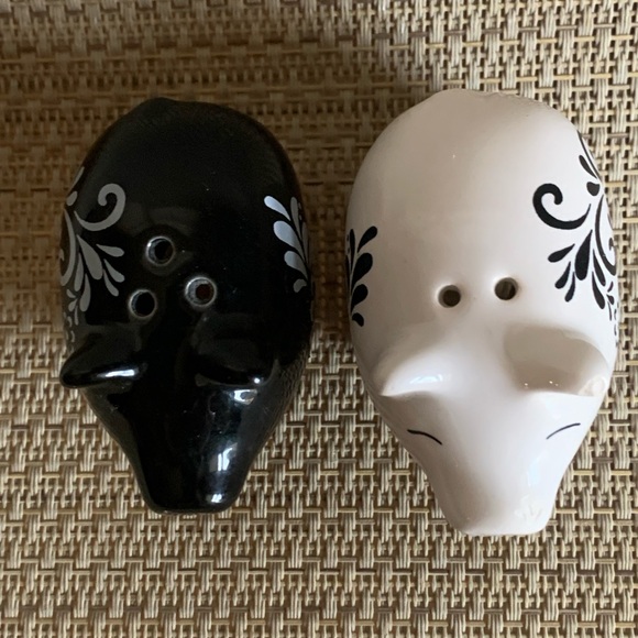 Black and White Pig Salt and Pepper Shakers - Picture 3 of 10